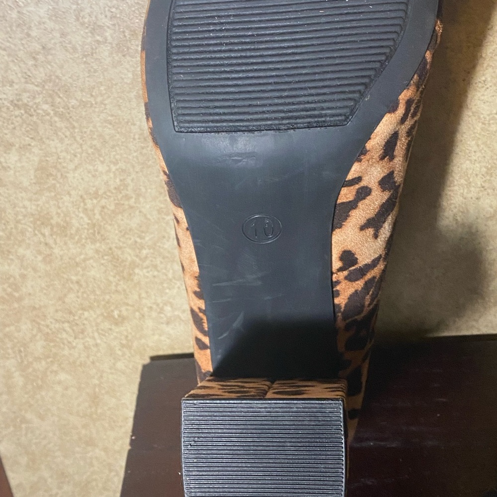 A new Day Cheetah pointed toe chunky heel! Like new condition, lots of wear left - Picture 4 of 11